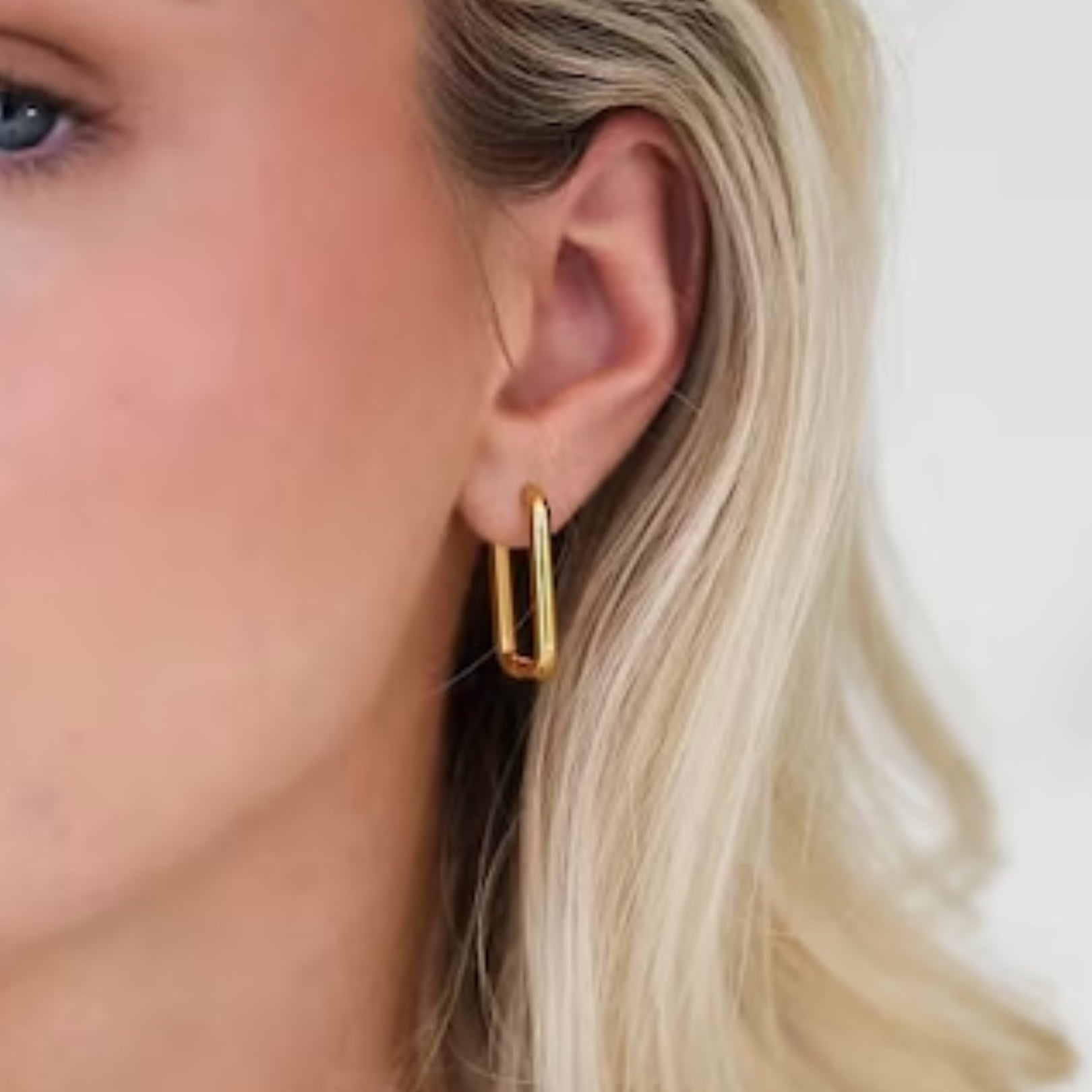 Modern U-Hoops in Gold
