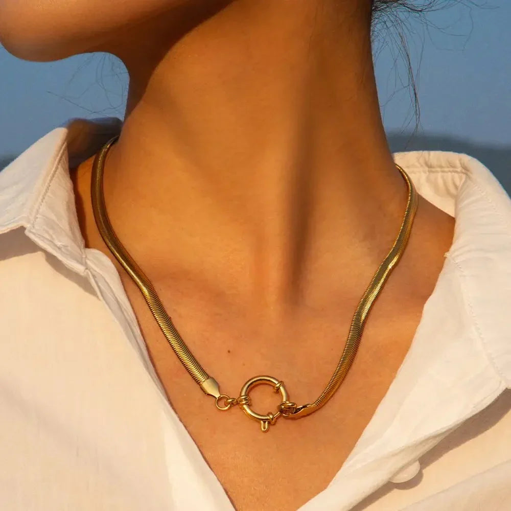 Elegant Gold Pendant Necklace