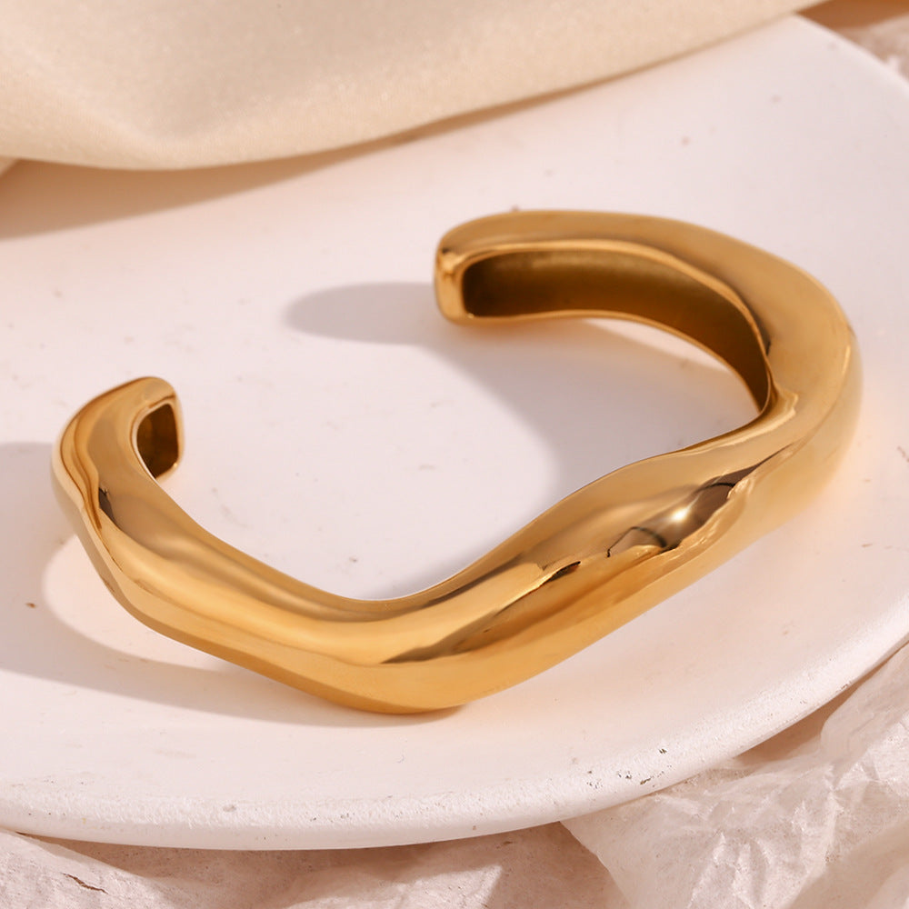 Zaria Fluid Gold Bangle