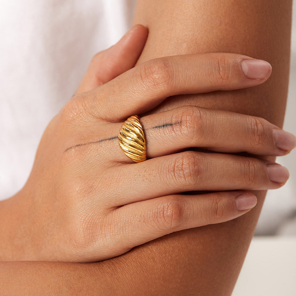 Luxe Croissant Ring in Gold