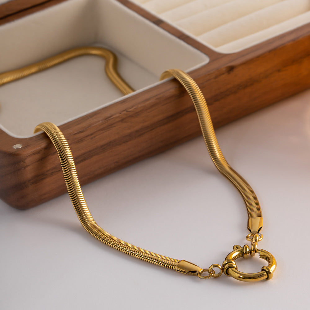 Elegant Gold Pendant Necklace