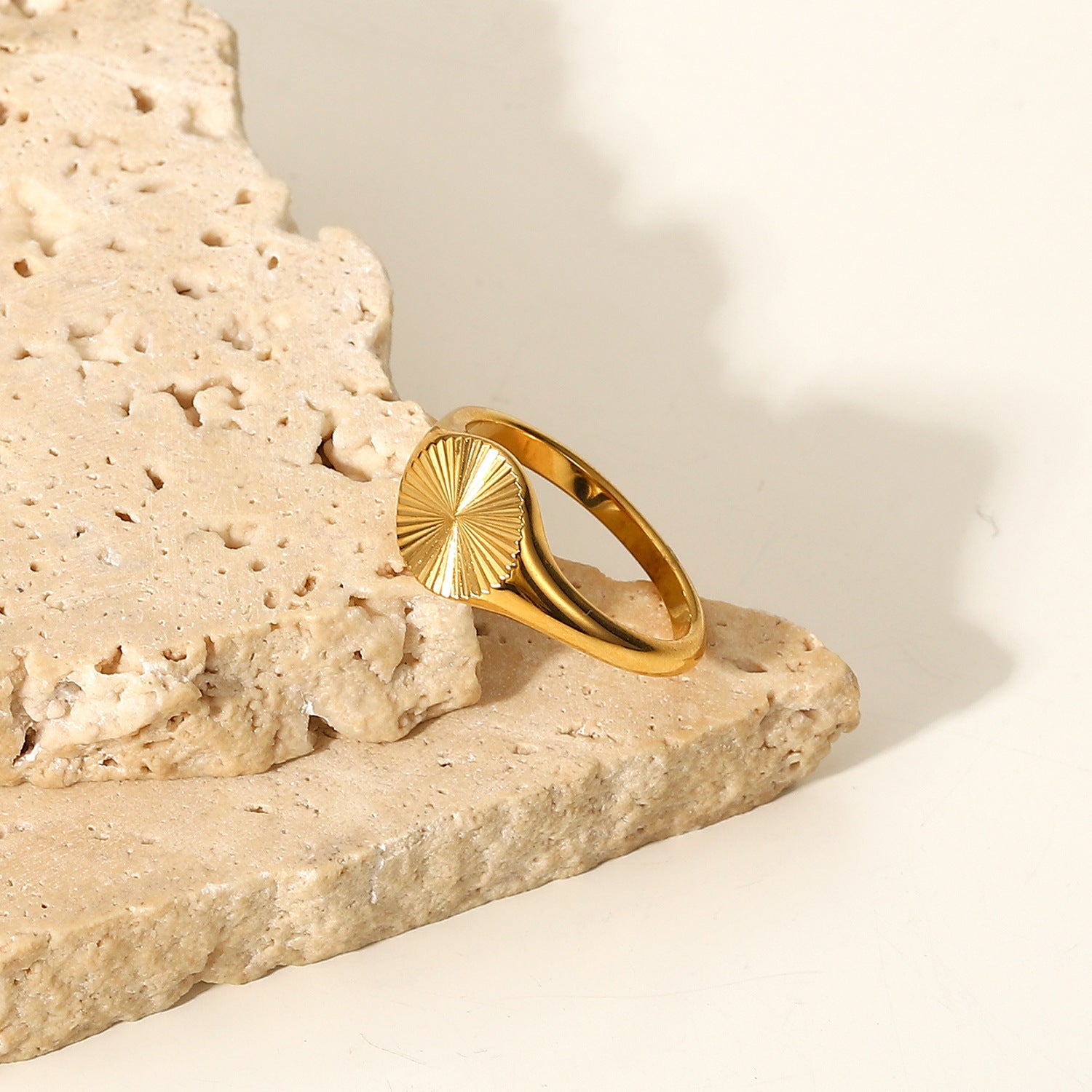 Cyna Radiant Gold Ring