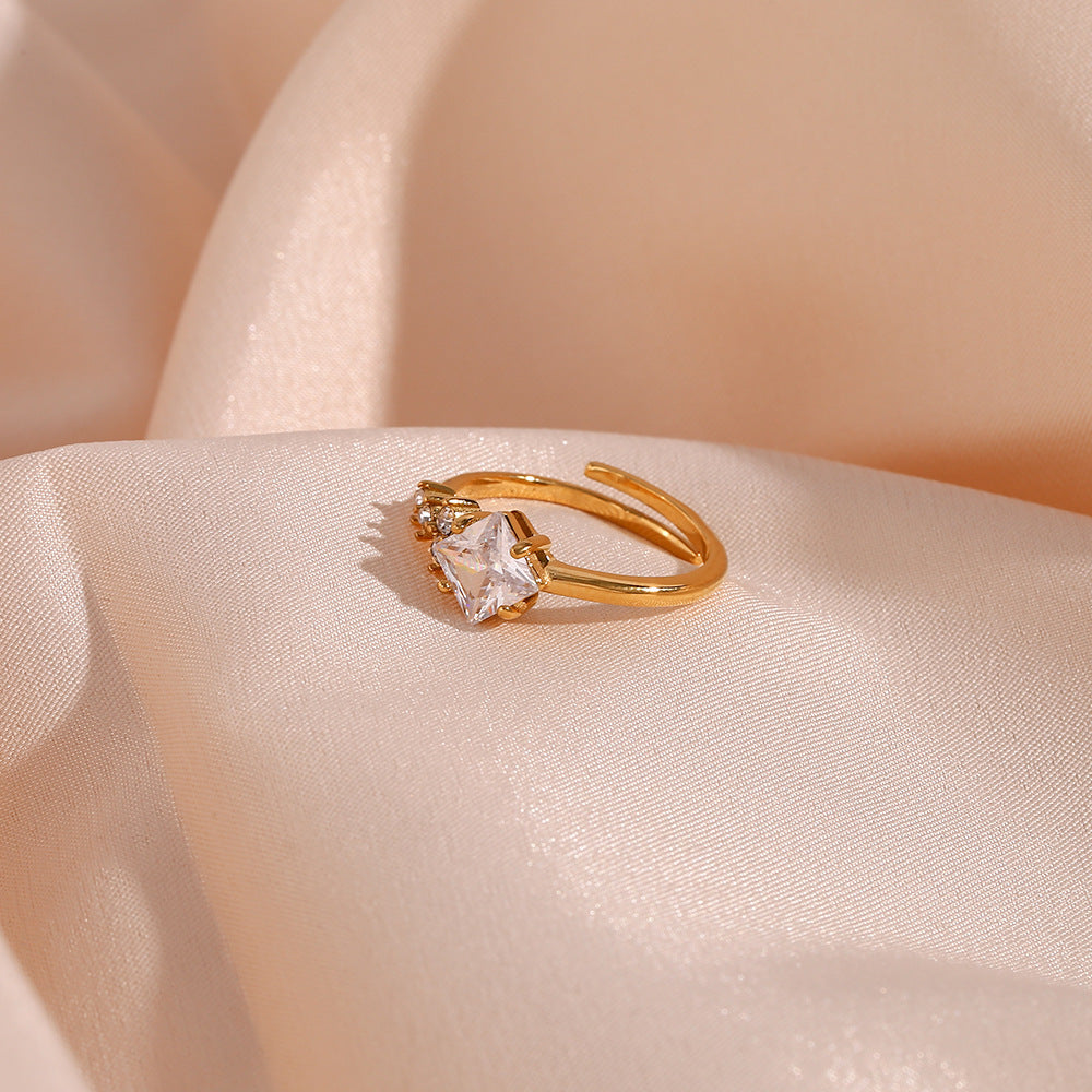 Glimmering Alaia Gold Ring
