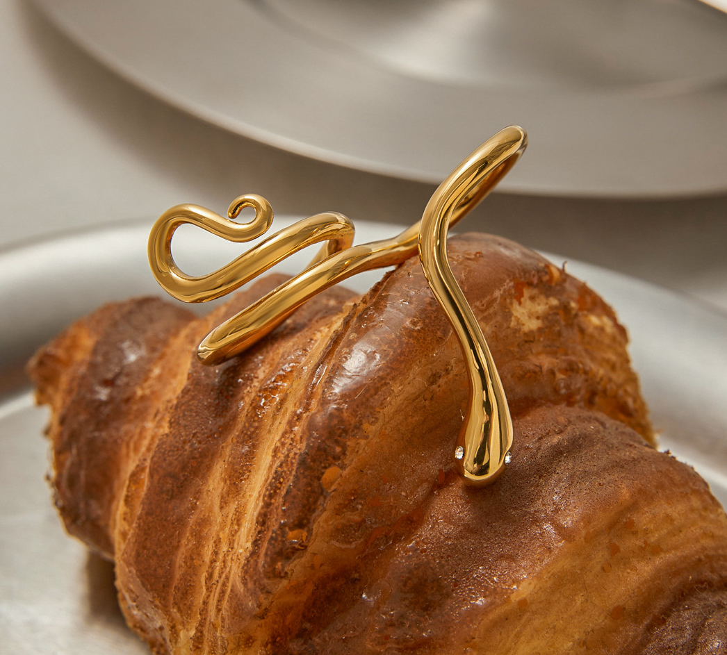 Serpentine Arc Ring - Gold