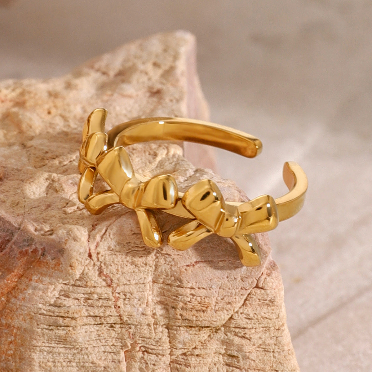 Chic Bow Ring in Yellow Gold