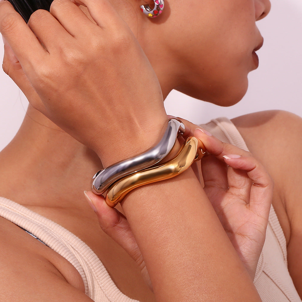 Zaria Fluid Gold Bangle