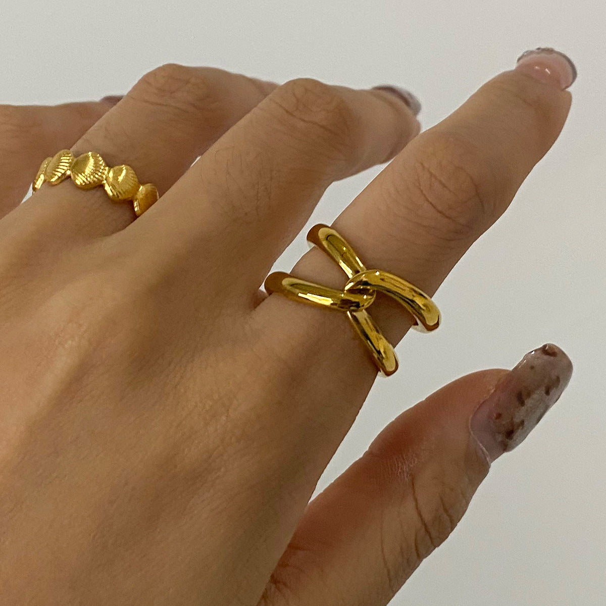 Elegant Gold Twisted Band Ring