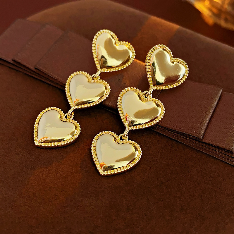 Chic Heartbeat Gold Earrings