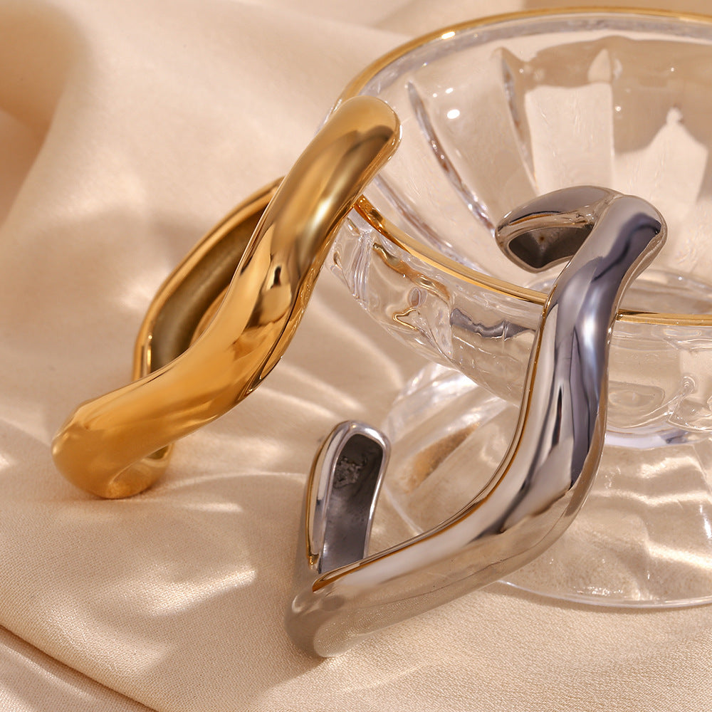 Zaria Fluid Gold Bangle