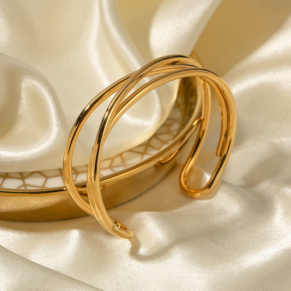 Elegant Gold Intertwined Bracelet
