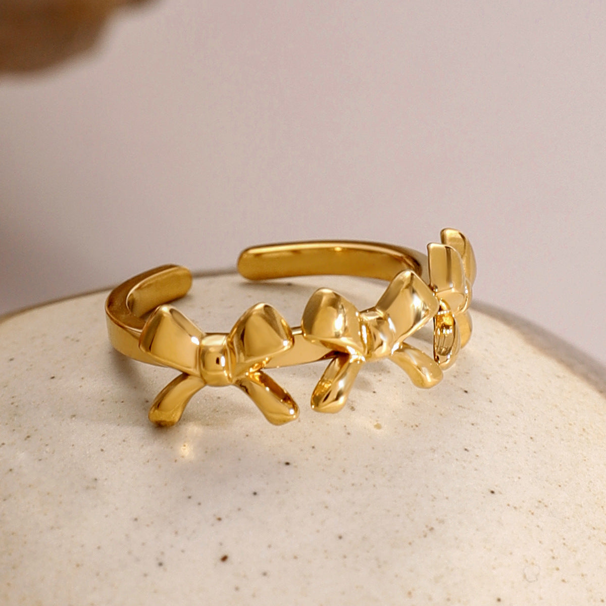 Chic Bow Ring in Yellow Gold