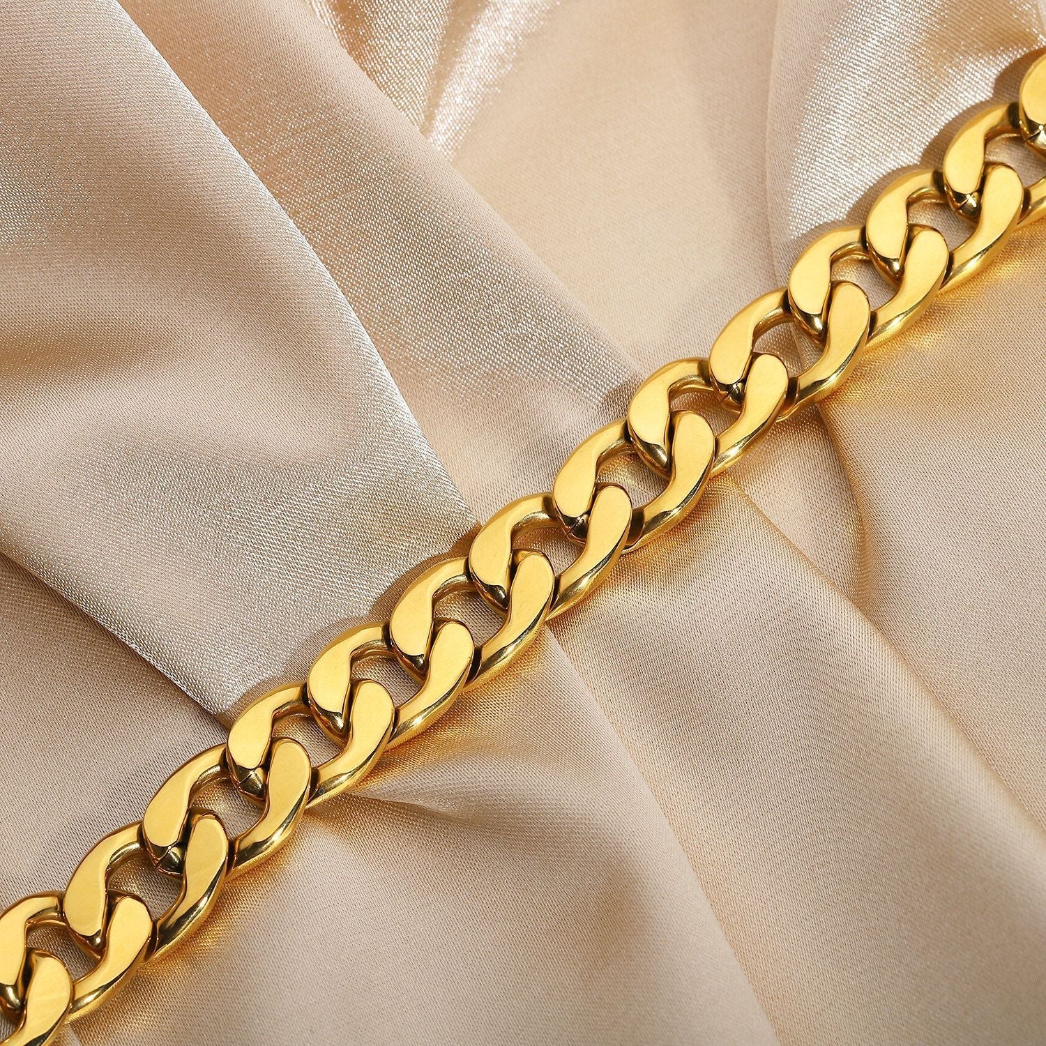 Elegant Gold Chain Bracelet
