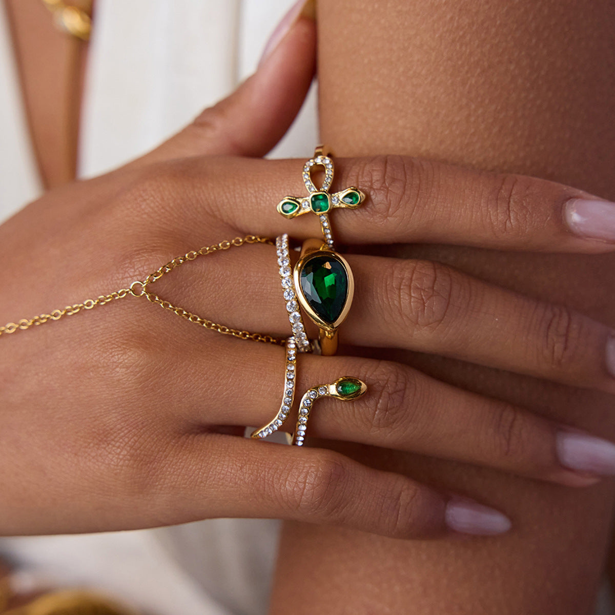 Glimmering Knot Gold Ring