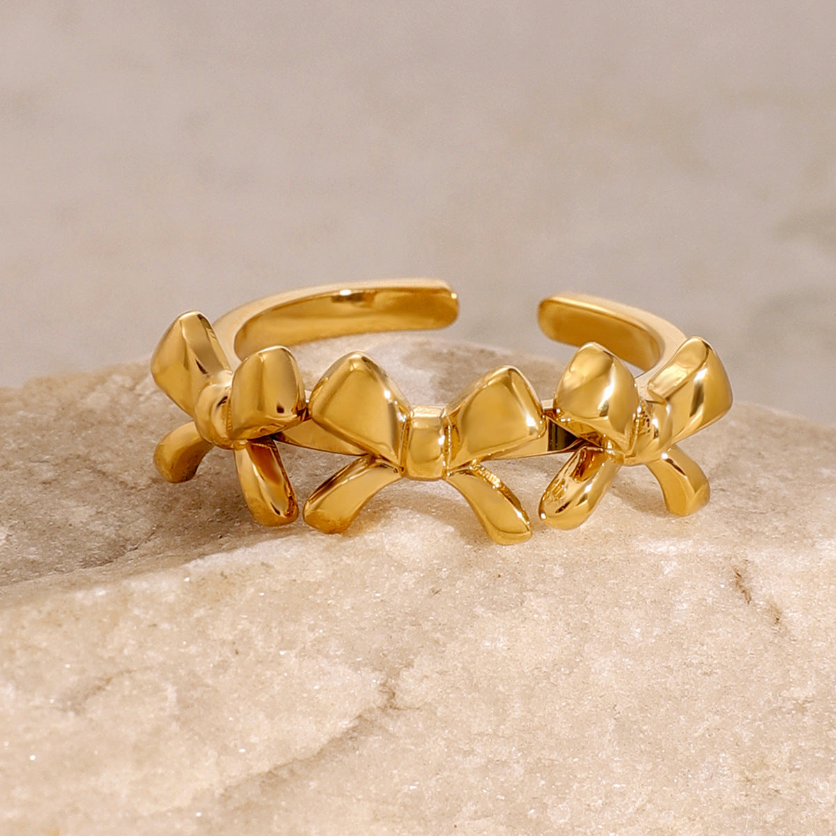 Chic Bow Ring in Yellow Gold
