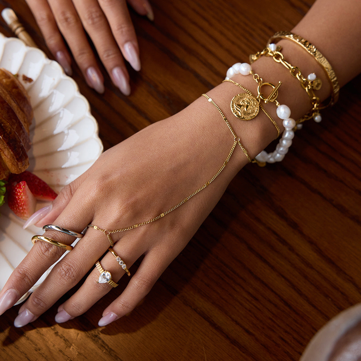 Mimi Shimmering Hand Chain