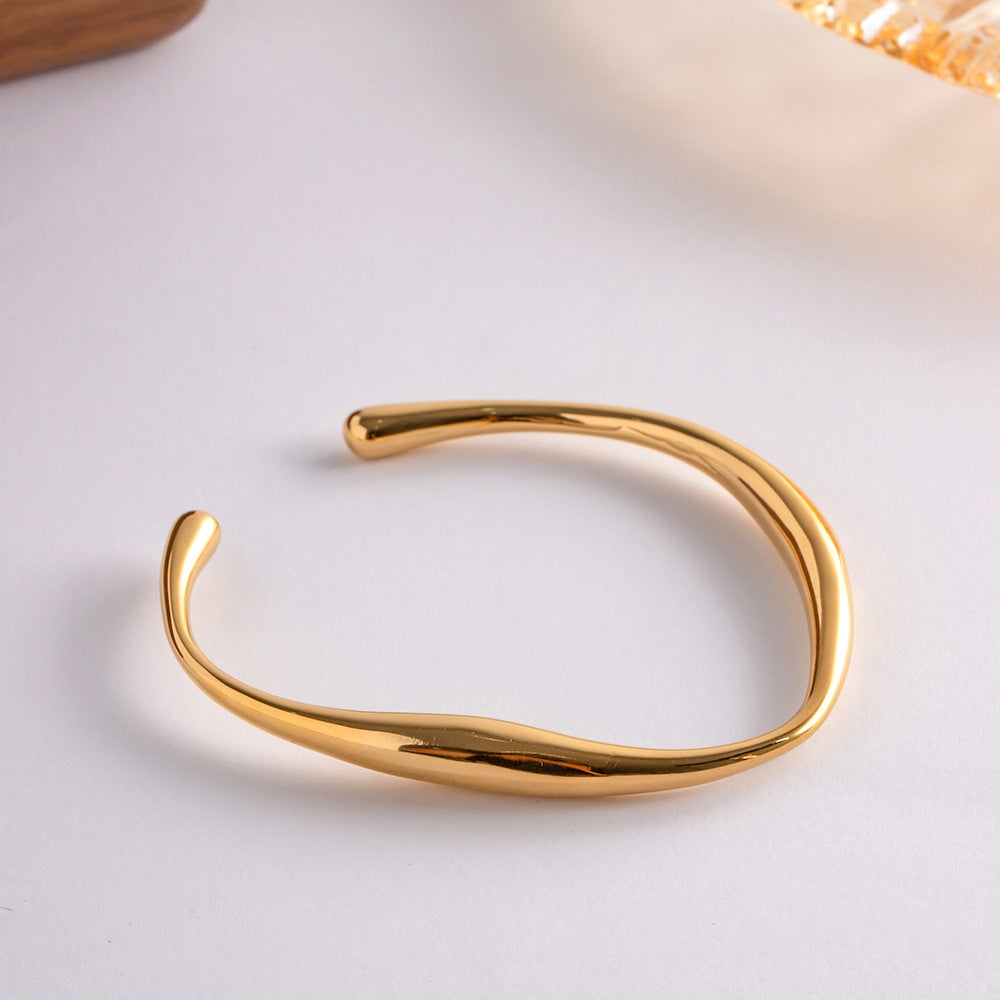 Elegant Gold Twisted Bangle