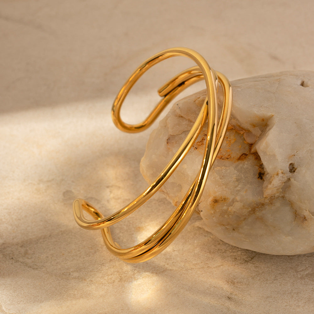 Elegant Gold Intertwined Bracelet