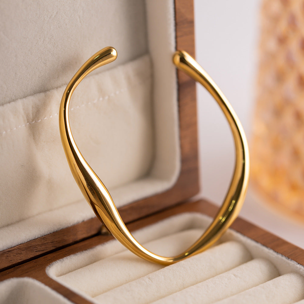 Elegant Gold Twisted Bangle