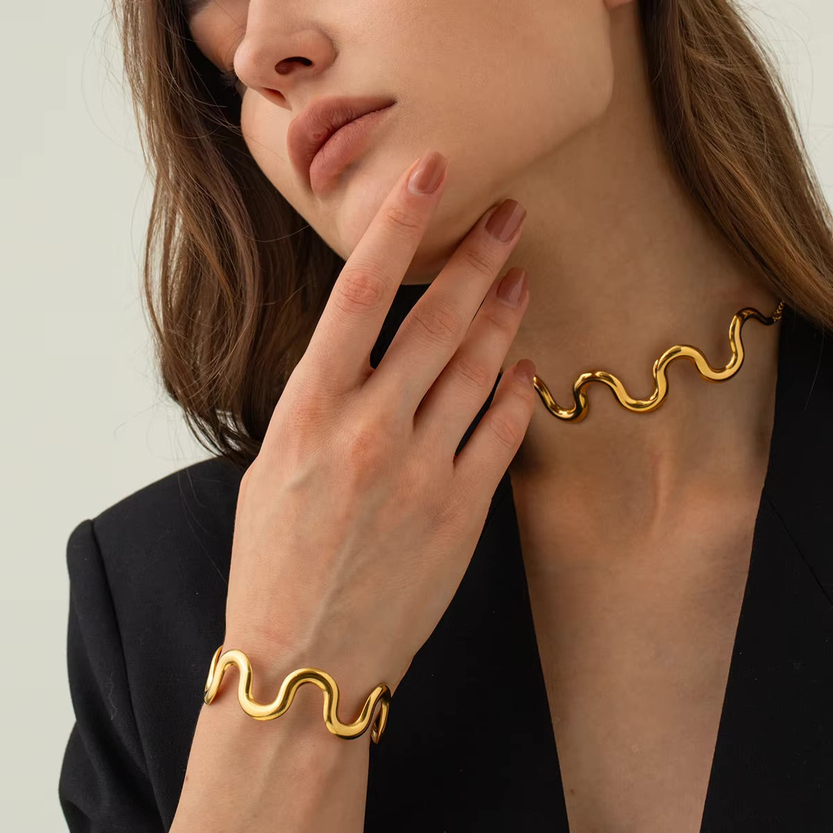Elegant Gold Swirl Bangle