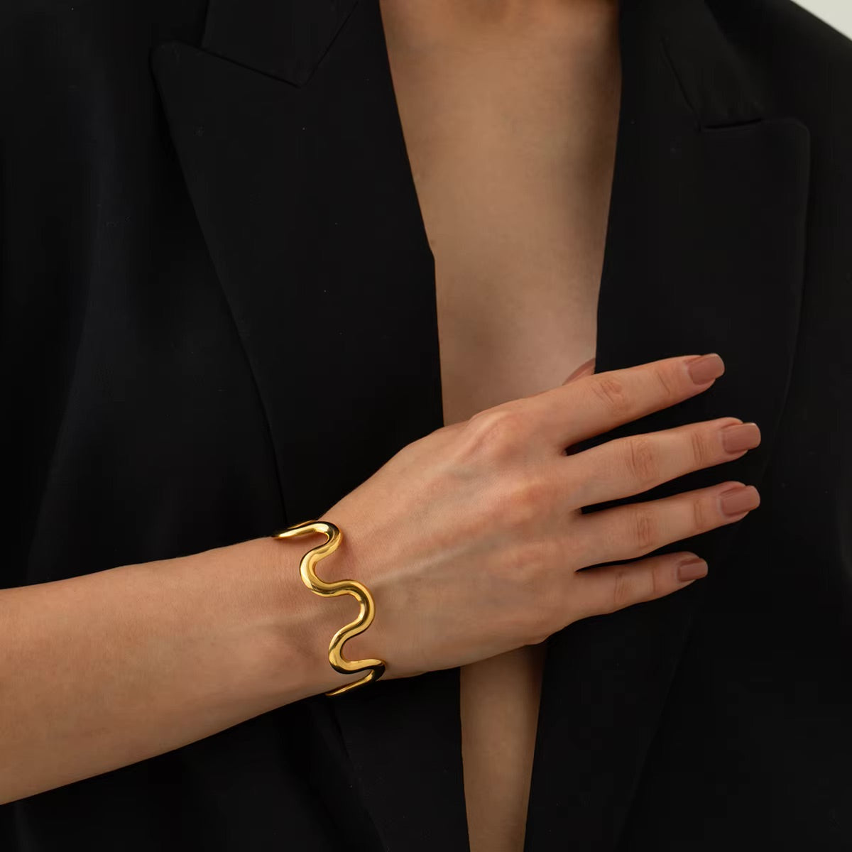 Elegant Gold Swirl Bangle