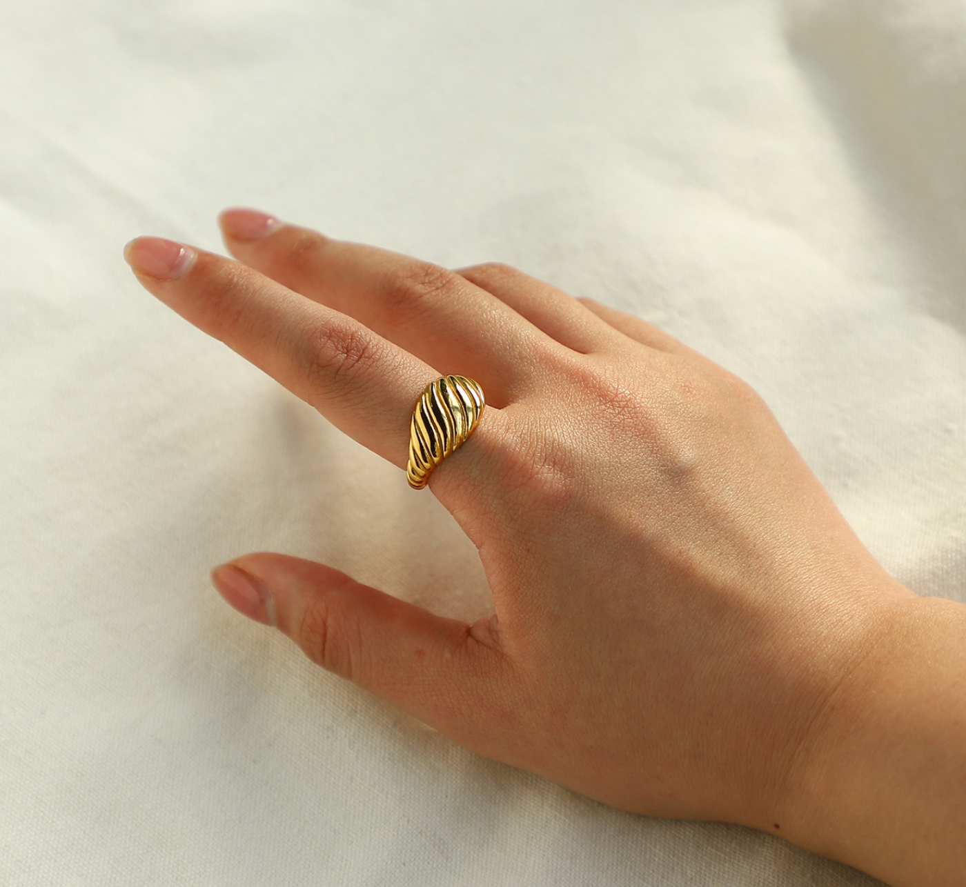 Luxe Croissant Ring in Gold
