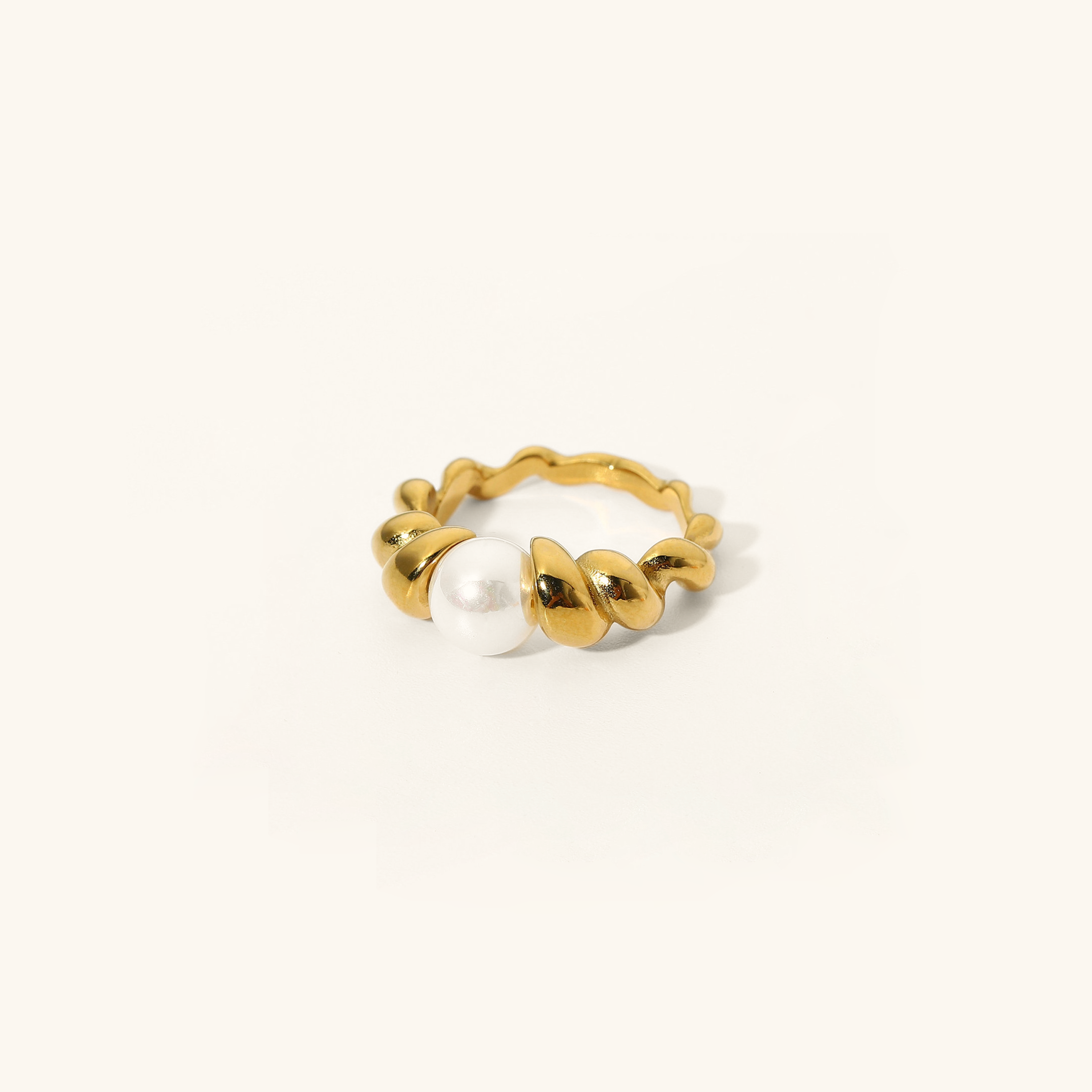 Scarlett Pearl & Gold Ring
