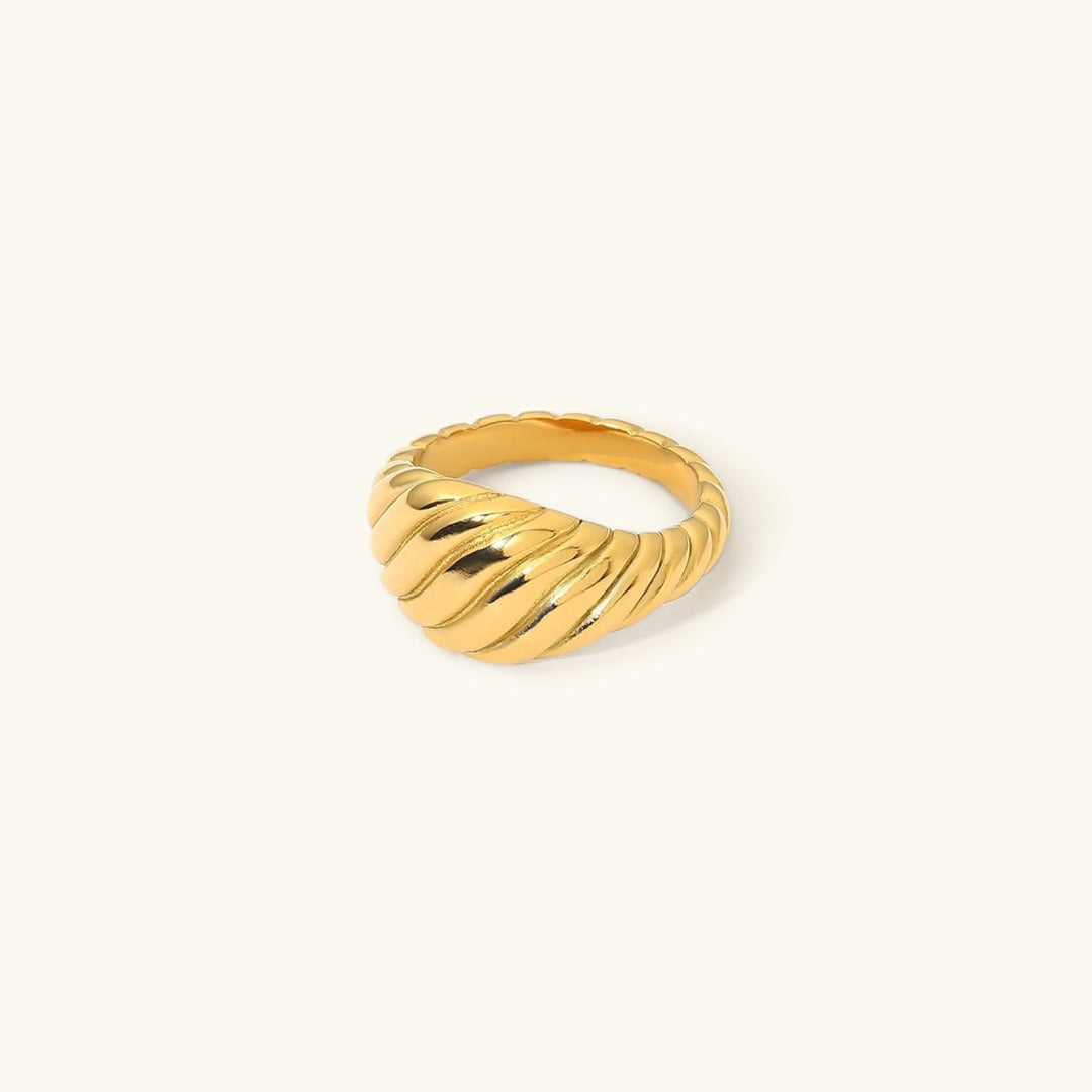 Luxe Croissant Ring in Gold