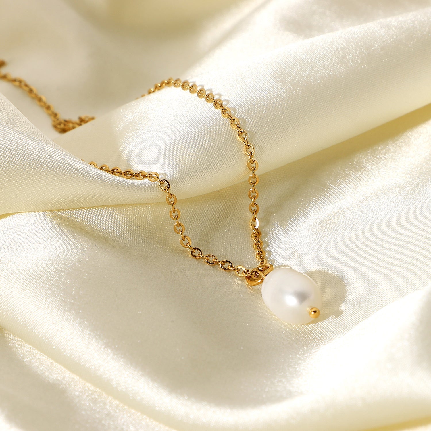 Luminous Pearl Dainty Necklace