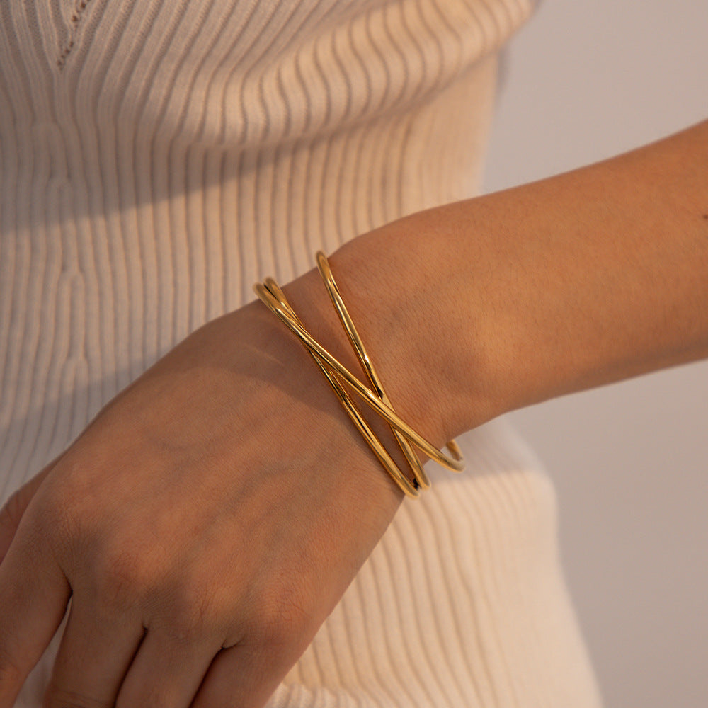 Elegant Gold Intertwined Bracelet
