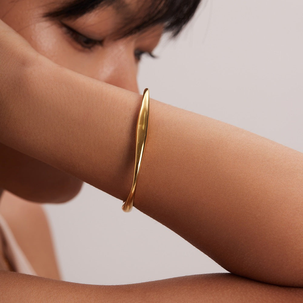 Elegant Gold Twisted Bangle