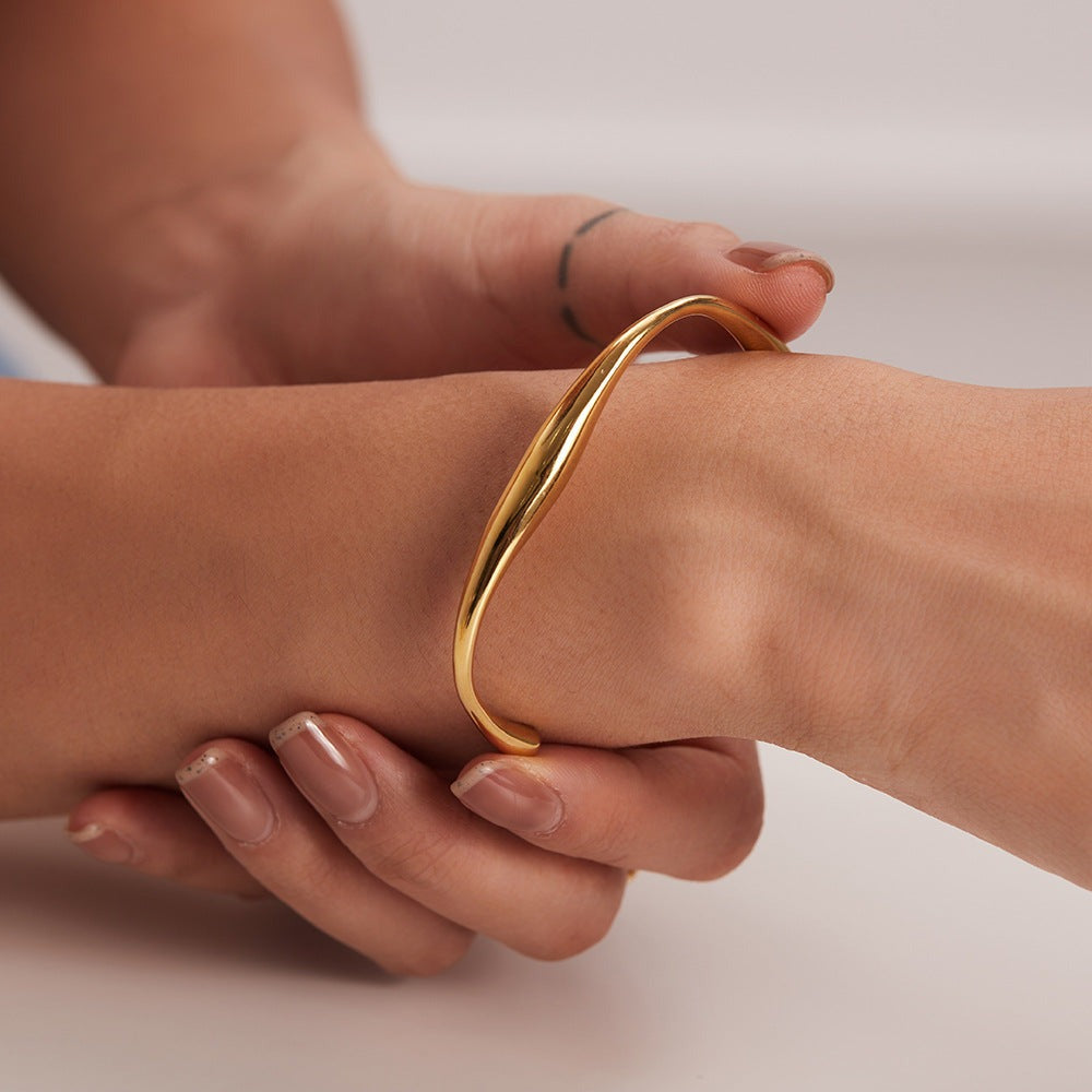 Elegant Gold Twisted Bangle