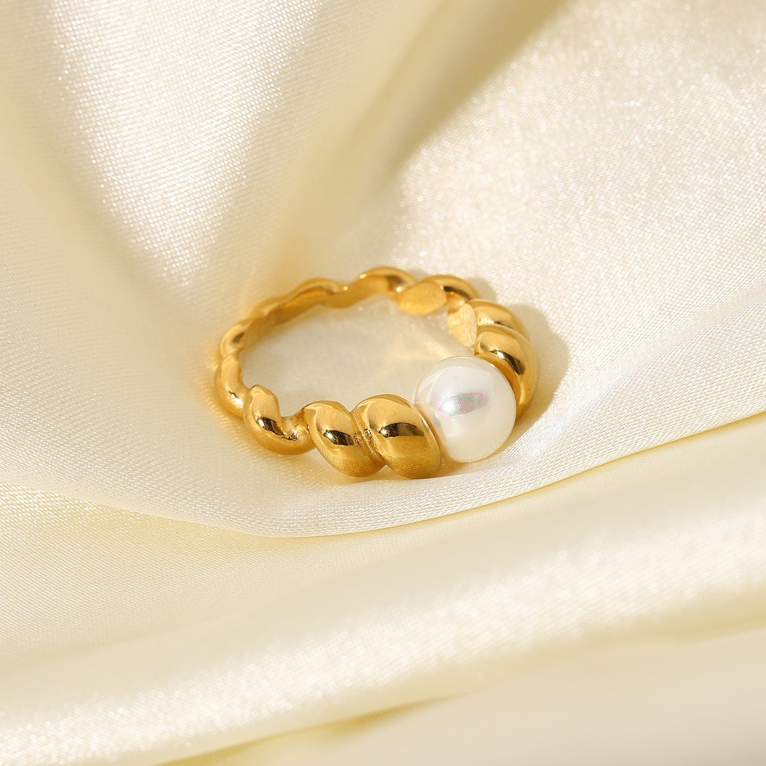 Scarlett Pearl & Gold Ring