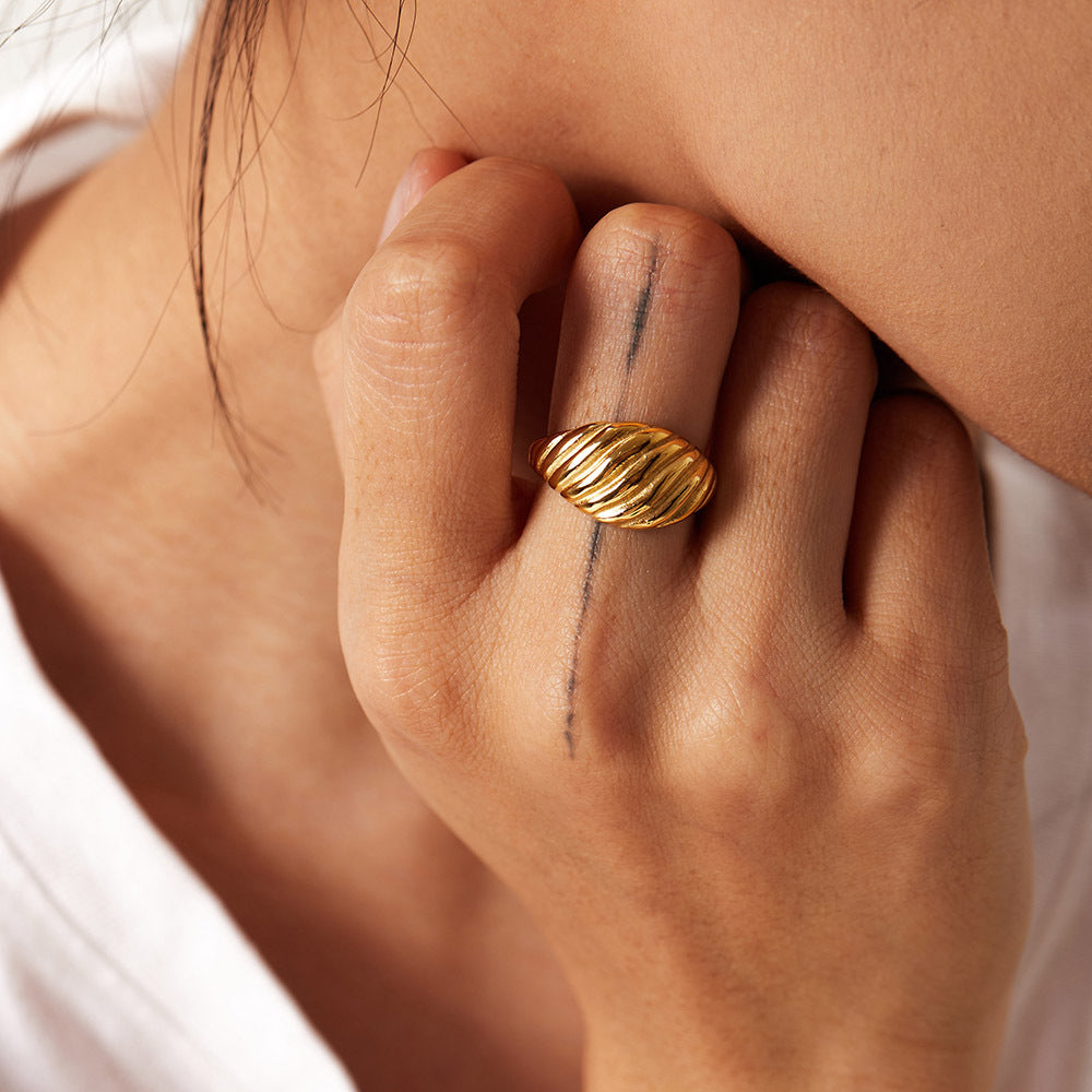 Luxe Croissant Ring in Gold