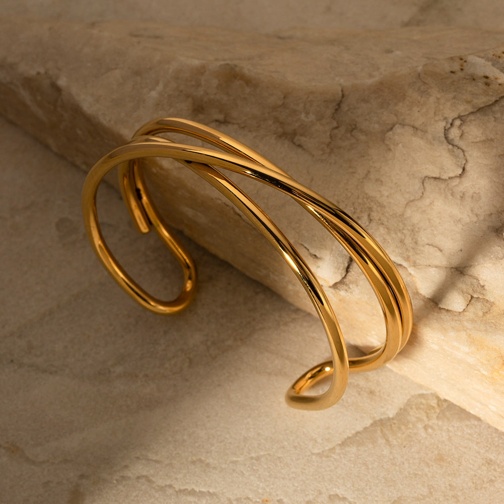 Elegant Gold Intertwined Bracelet