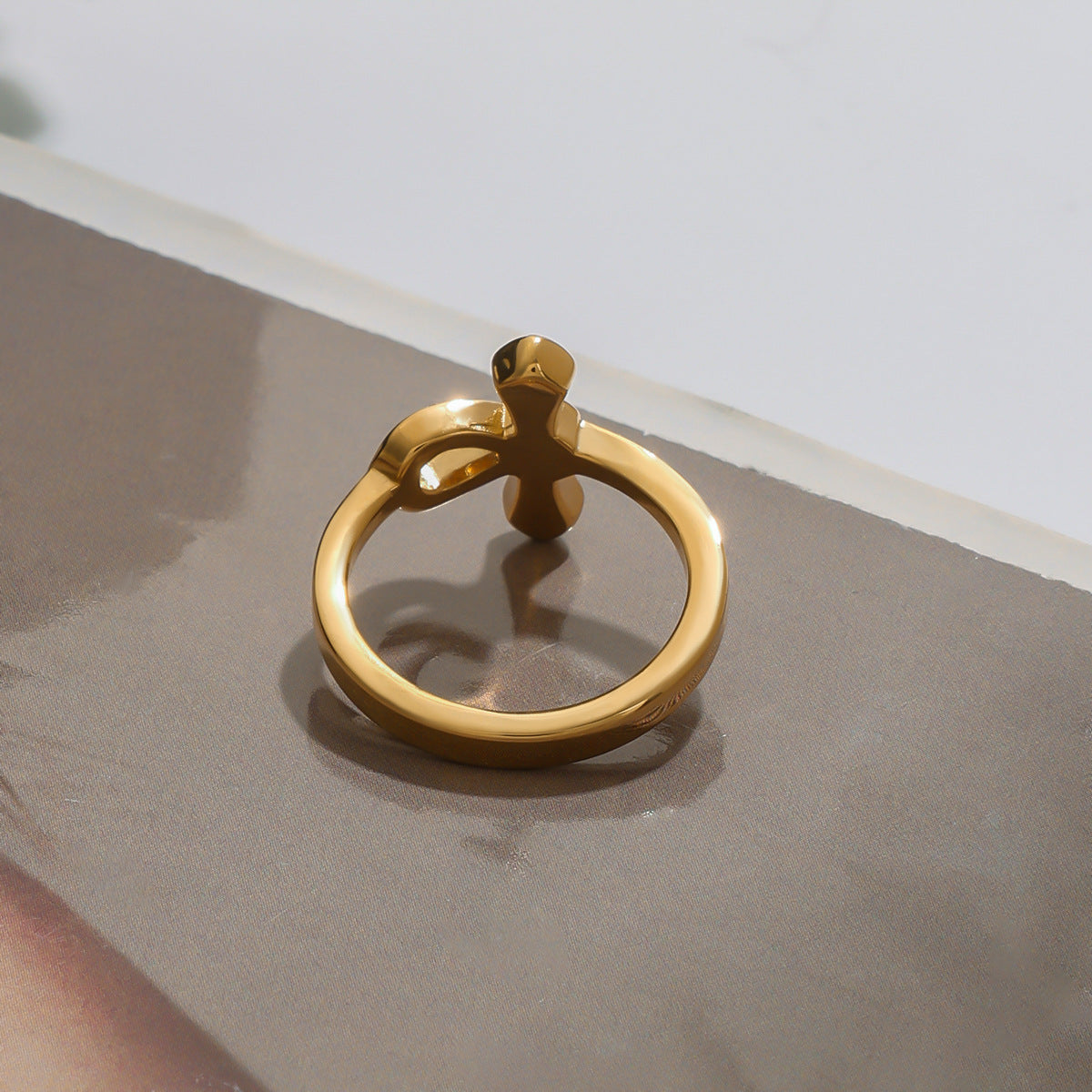 Glimmering Knot Gold Ring