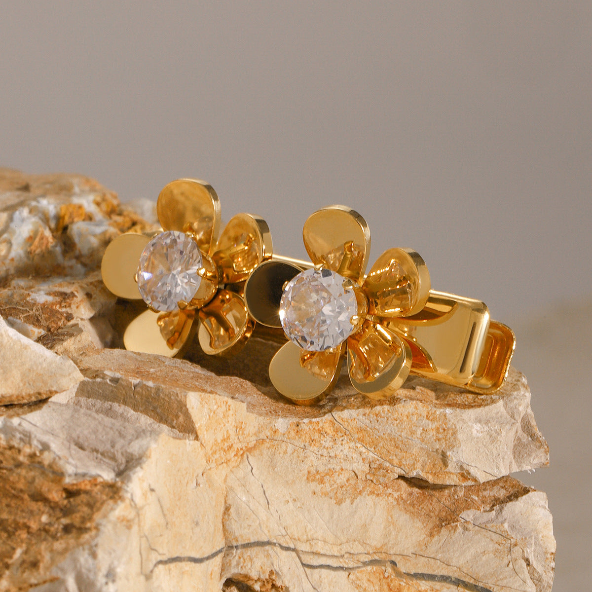 Golden Bloom Hair Clip