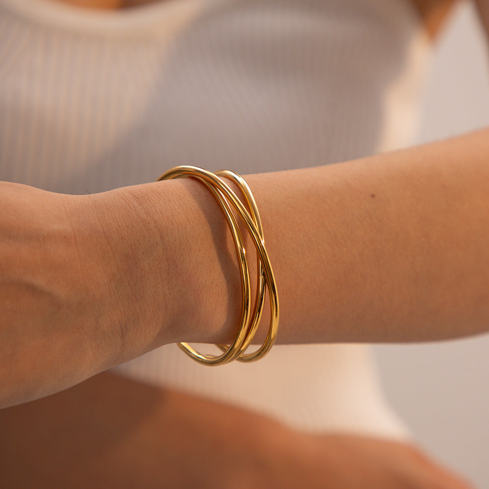 Elegant Gold Intertwined Bracelet