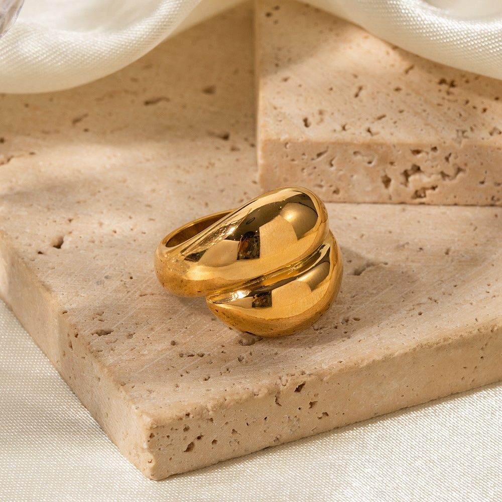 Elegant Gold Twisted Band Ring