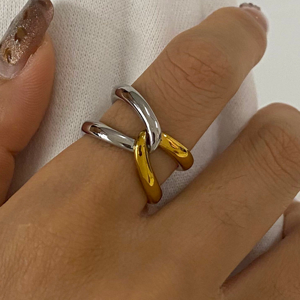 Elegant Gold Twisted Band Ring