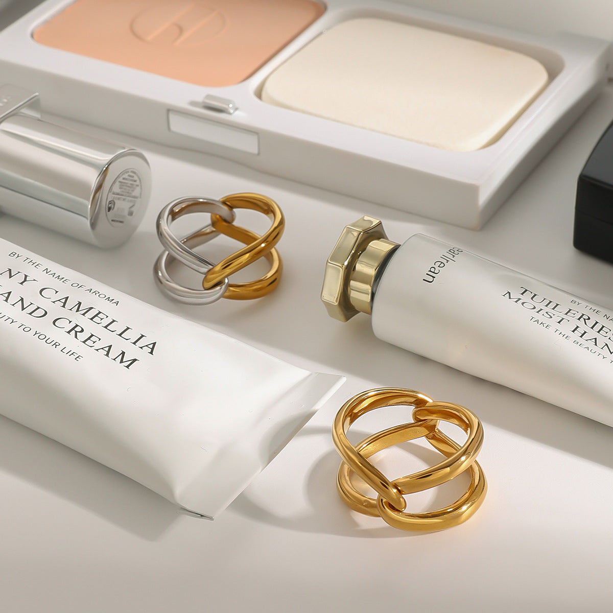 Elegant Gold Twisted Band Ring