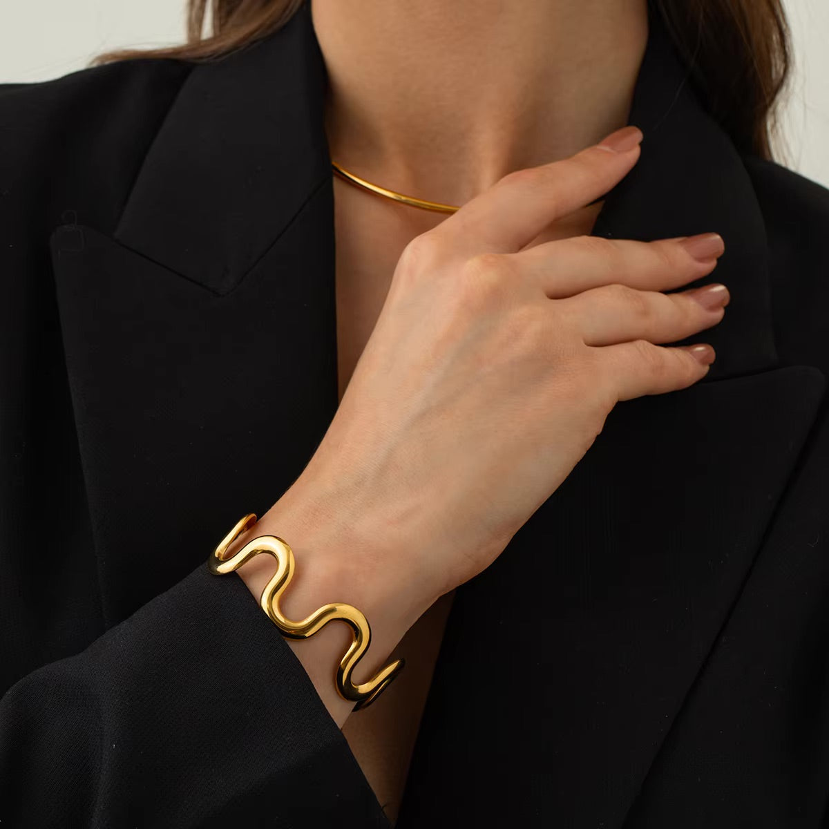Elegant Gold Swirl Bangle