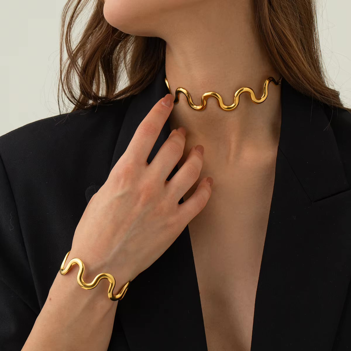 Elegant Gold Swirl Bangle